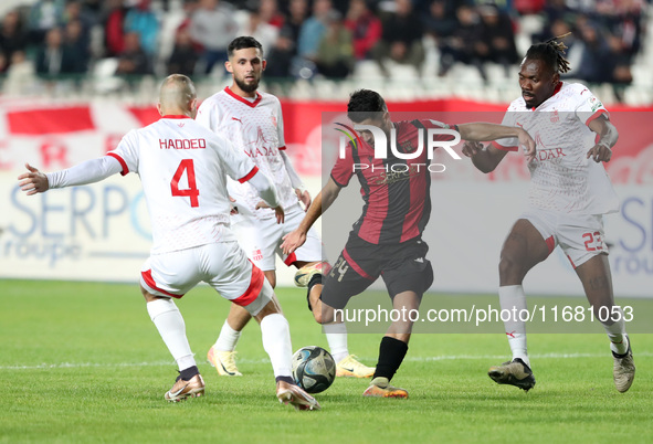 Tagnouo Mbe Jacques Amour of CR Belouizdad (R) fights for the ball with Ait el Hadj Mohamed (C) of USM Alger during the football match betwe...