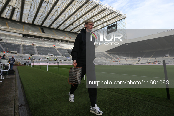 Anthony Gordon of Newcastle United participates in the Premier League match between Newcastle United and Brighton and Hove Albion at St. Jam...