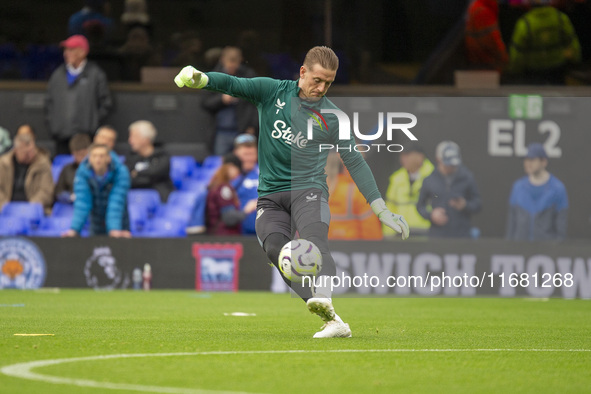 Jordan Pickford of Everton warms up before the Premier League match between Ipswich Town and Everton at Portman Road in Ipswich, England, on...