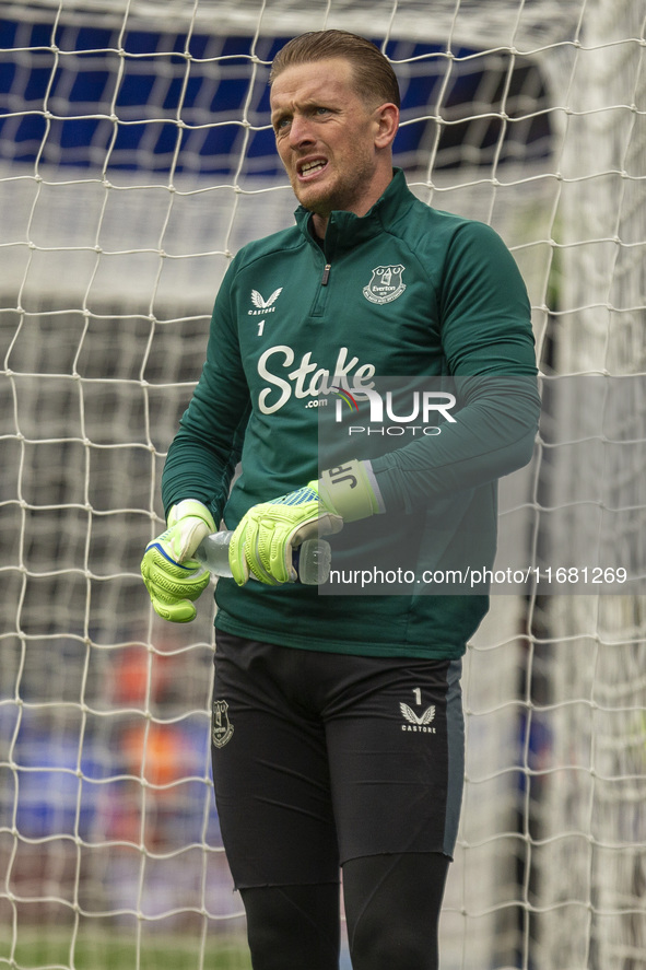 Jordan Pickford of Everton warms up before the Premier League match between Ipswich Town and Everton at Portman Road in Ipswich, England, on...