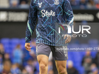 Vitaliy Mykolenko of Everton warms up before the Premier League match between Ipswich Town and Everton at Portman Road in Ipswich, on Octobe...