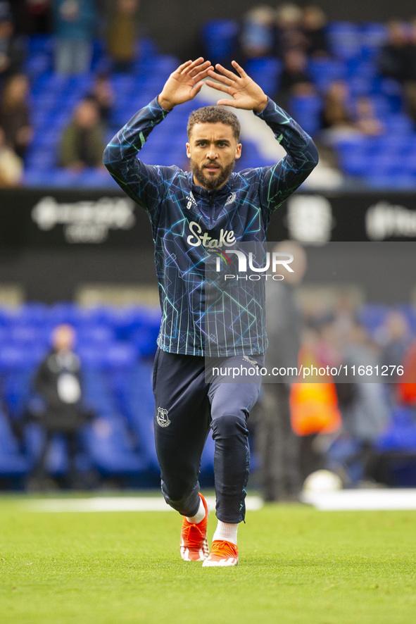 Dominic Calvert-Lewin of Everton warms up before the Premier League match between Ipswich Town and Everton at Portman Road in Ipswich, Engla...