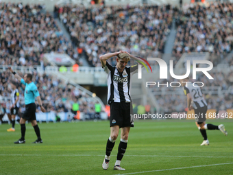 Anthony Gordon of Newcastle United holds his head in frustration during the Premier League match between Newcastle United and Brighton and H...