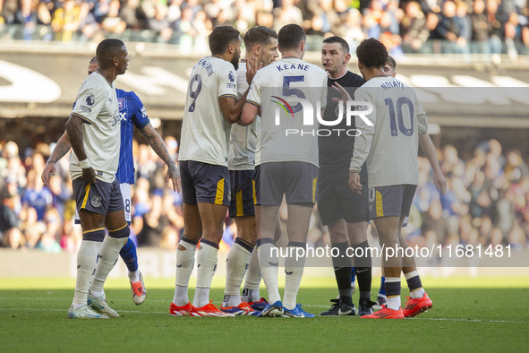 Referee Michael Oliver is surrounded by Everton players during the Premier League match between Ipswich Town and Everton at Portman Road in...