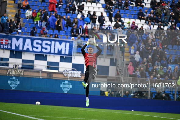 Emil Audero of Calcio Como warms up before the Italian Serie A football match between Calcio Como and Parma Calcio 1913 at the Giuseppe Seni...