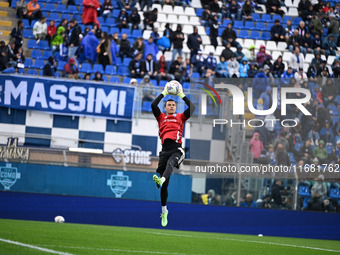 Emil Audero of Calcio Como warms up before the Italian Serie A football match between Calcio Como and Parma Calcio 1913 at the Giuseppe Seni...