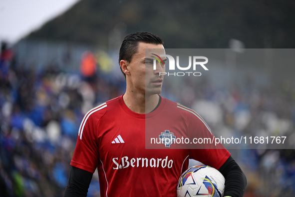 Emil Audero of Calcio Como warms up before the Italian Serie A football match between Calcio Como and Parma Calcio 1913 at the Giuseppe Seni...