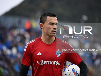 Emil Audero of Calcio Como warms up before the Italian Serie A football match between Calcio Como and Parma Calcio 1913 at the Giuseppe Seni...