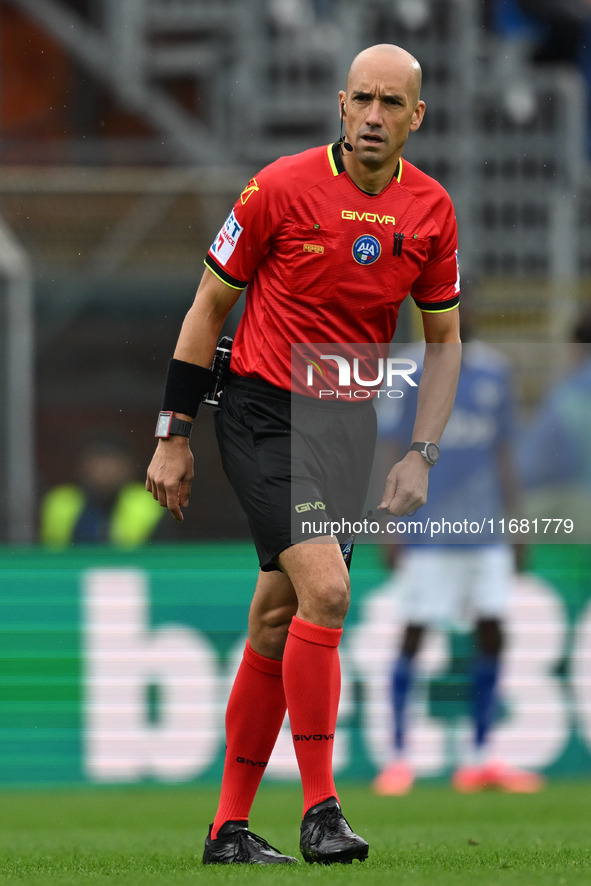 Referee Michael Fabbri gives a red card to Patrick Cutrone of Calcio Como during the Italian Serie A football match between Calcio Como and...