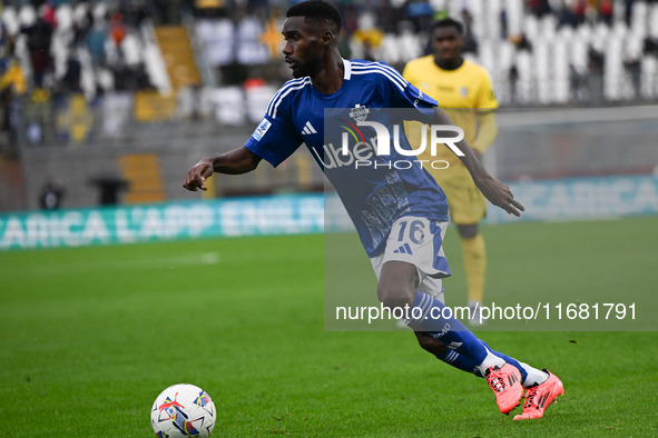 Alieu Fadera of Calcio Como participates in the Italian Serie A football match between Calcio Como and Parma Calcio 1913 at the Giuseppe Sen...