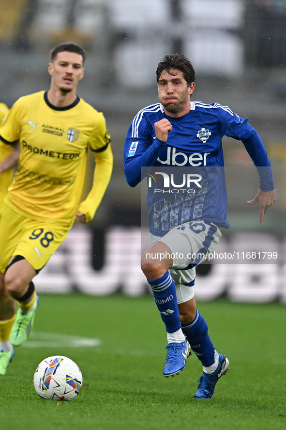 Sergi Roberto of Calcio Como participates in the Italian Serie A football match between Calcio Como and Parma Calcio 1913 at the Giuseppe Se...