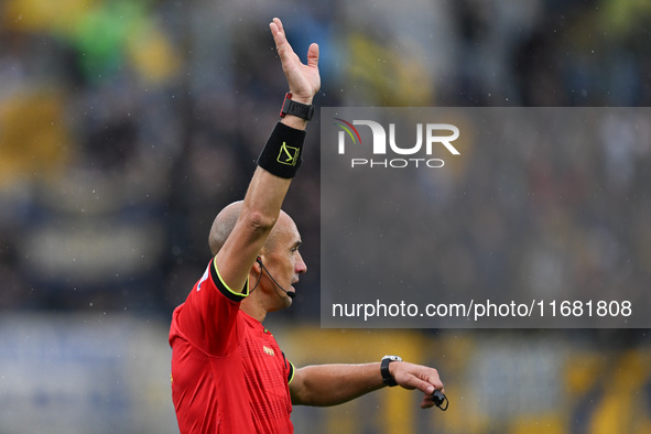 Referee Michael Fabbri is seen during the Italian Serie A football match between Calcio Como and Parma Calcio 1913 in Como, Italy, on Octobe...