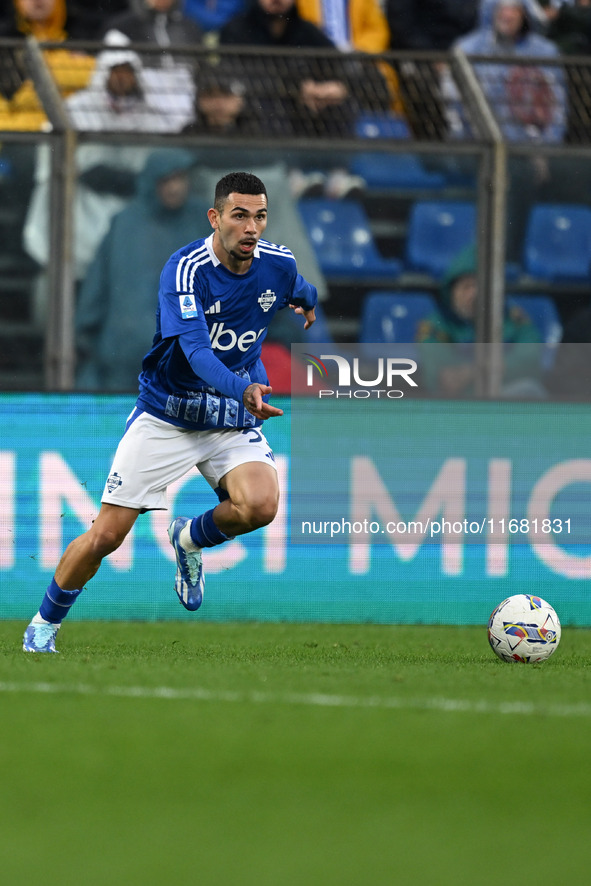 Lucas Da Cunha of Calcio Como participates in the Italian Serie A football match between Calcio Como and Parma Calcio 1913 at the Giuseppe S...