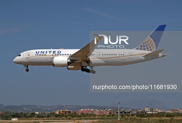 A Boeing 787-8 Dreamliner from United Airlines lands at Barcelona airport in Barcelona, Spain, on September 2, 2024. 