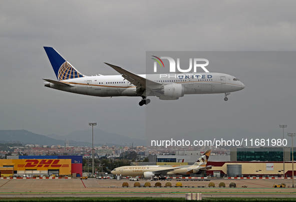 A Boeing 787-8 Dreamliner from United Airlines lands at Barcelona airport in Barcelona, Spain, on October 15, 2024. 