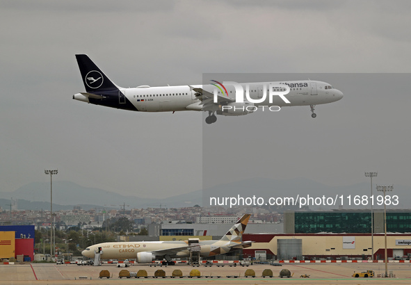 An Airbus A321-231 from Lufthansa lands at Barcelona airport in Barcelona, Spain, on October 15, 2024. 