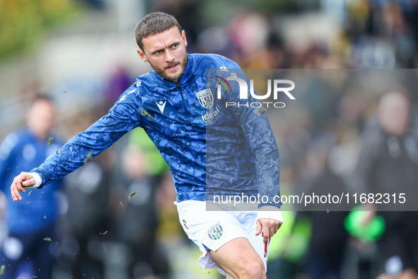 #10, John Swift of WBA warms up during the Sky Bet Championship match between Oxford United and West Bromwich Albion at the Kassam Stadium i...