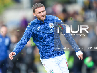 #10, John Swift of WBA warms up during the Sky Bet Championship match between Oxford United and West Bromwich Albion at the Kassam Stadium i...