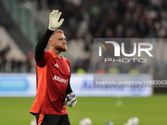 Michele Di Gregorio participates in the Serie A 2024-2025 match between Juventus and Lazio in Turin, Italy, on October 19, 2024 (