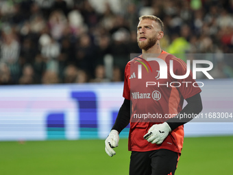 Michele Di Gregorio participates in the Serie A 2024-2025 match between Juventus and Lazio in Turin, Italy, on October 19, 2024 (