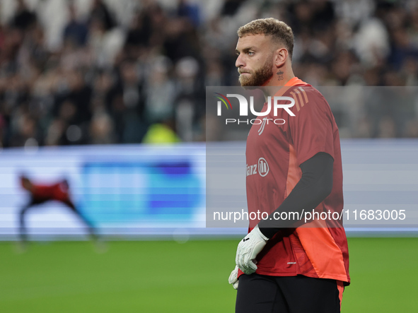 Michele Di Gregorio participates in the Serie A 2024-2025 match between Juventus and Lazio in Turin, Italy, on October 19, 2024 