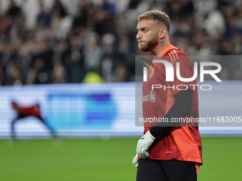 Michele Di Gregorio participates in the Serie A 2024-2025 match between Juventus and Lazio in Turin, Italy, on October 19, 2024 (