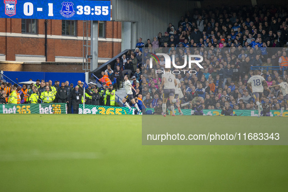 Michael Keane of Everton celebrates with teammates after making it 2-0 during the Premier League match between Ipswich Town and Everton at P...