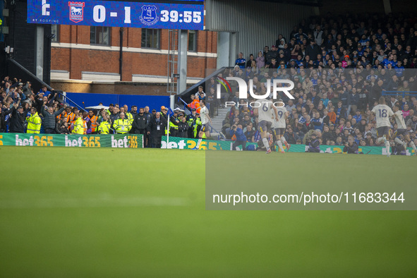 Michael Keane of Everton celebrates with teammates after making it 2-0 during the Premier League match between Ipswich Town and Everton at P...