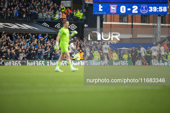 Michael Keane of Everton celebrates with teammates after making it 2-0 during the Premier League match between Ipswich Town and Everton at P...