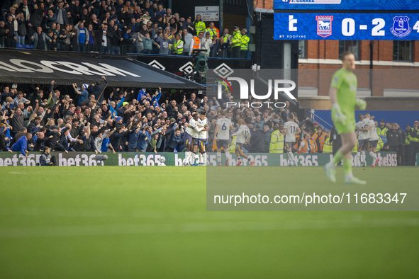 Michael Keane of Everton celebrates with teammates after making it 2-0 during the Premier League match between Ipswich Town and Everton at P...