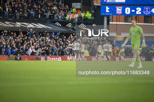 Michael Keane of Everton celebrates with teammates after making it 2-0 during the Premier League match between Ipswich Town and Everton at P...