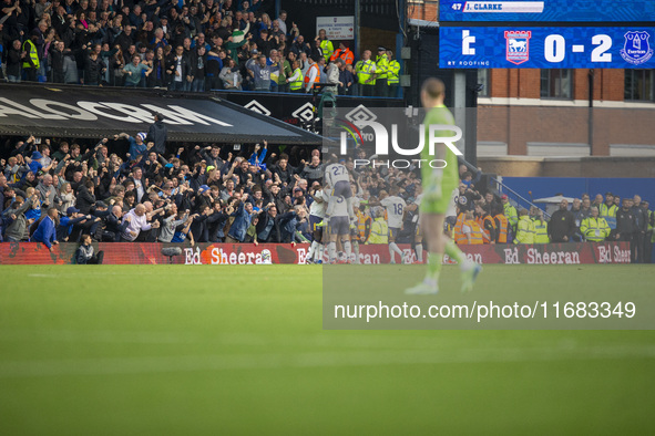 Michael Keane of Everton celebrates with teammates after making it 2-0 during the Premier League match between Ipswich Town and Everton at P...