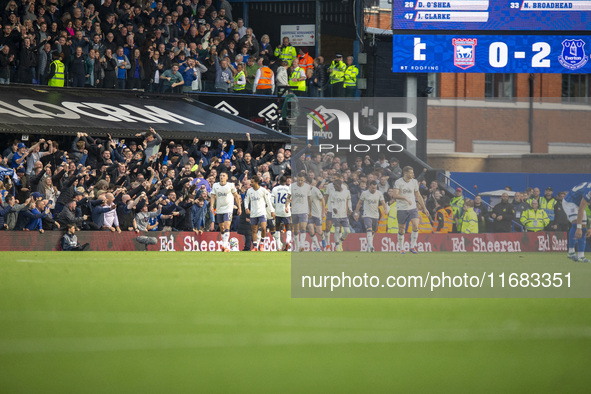 Michael Keane of Everton celebrates with teammates after making it 2-0 during the Premier League match between Ipswich Town and Everton at P...