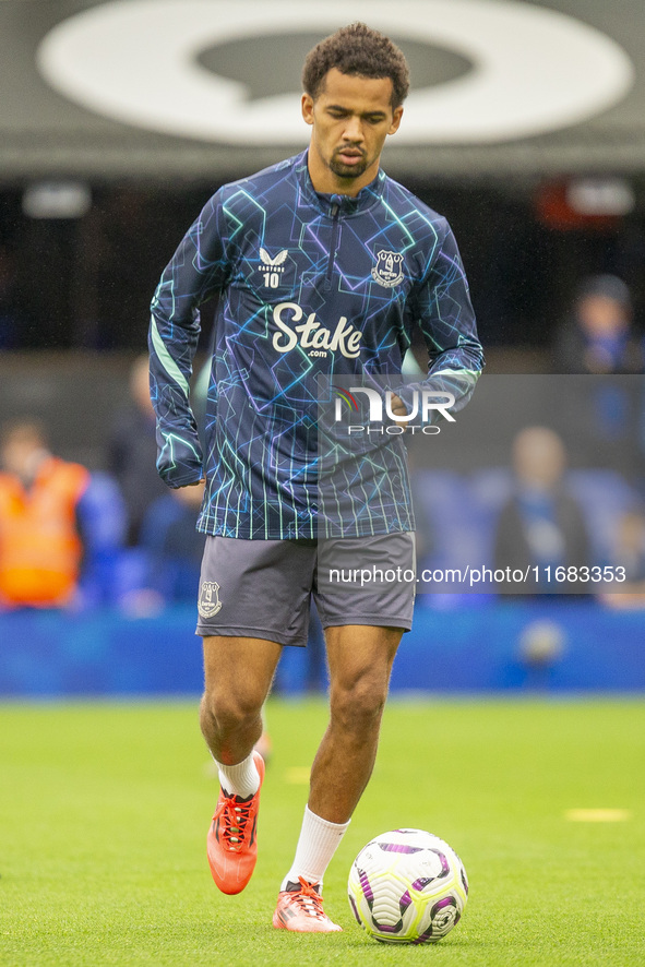 Iliman Ndiaye of Everton warms up before the Premier League match between Ipswich Town and Everton at Portman Road in Ipswich, on October 19...