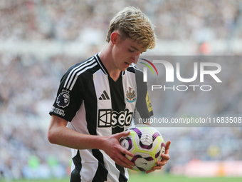 Anthony Gordon of Newcastle United looks at the football during the Premier League match between Newcastle United and Brighton and Hove Albi...