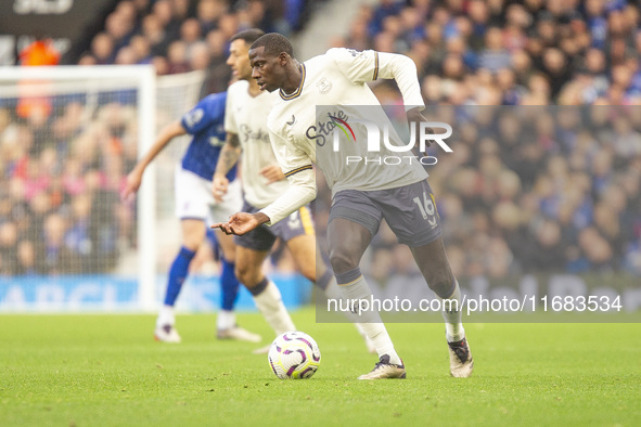 Abdoulaye Doucoure of Everton is on the ball during the Premier League match between Ipswich Town and Everton at Portman Road in Ipswich, En...