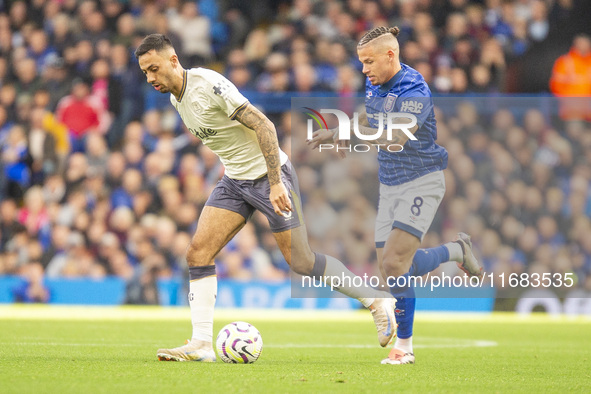 Kalvin Phillips of Ipswich Town challenges Dwight McNeil of Everton for the ball during the Premier League match between Ipswich Town and Ev...