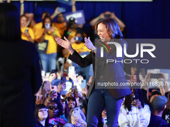 Waterford, MICHIGAN - OCTOBER 18: US Vice President and Democratic presidential candidate Kamala Harris walks onto the stage at the Oakland...