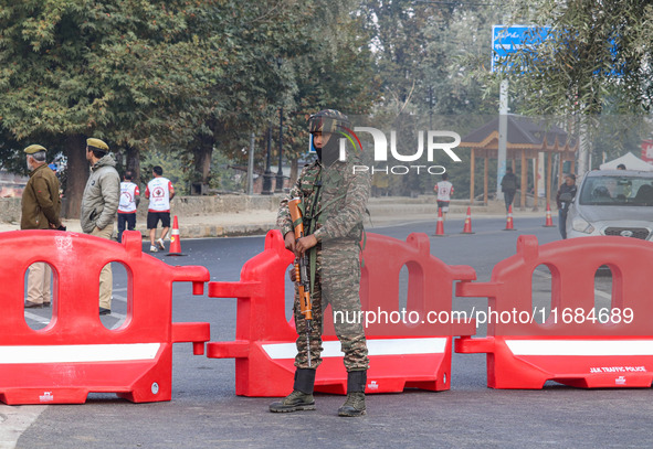 An Indian paramilitary soldier stands alert during the Kashmir Marathon in Srinagar, Jammu and Kashmir, on October 20, 2024. Kashmir hosts i...