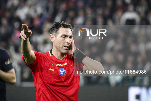 Referee Juan Luca Sacchi listens to the VAR during the Serie A football match number 8, Juventus vs. Lazio, at the Allianz Stadium in Turin,...