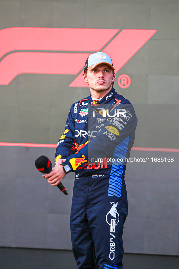 Max Verstappen of the Netherlands drives the Oracle Red Bull Racing RB20 Honda RBPT during the qualifying for the Formula 1 Pirelli United S...