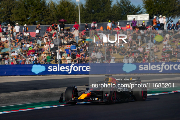 Max Verstappen of the Netherlands drives the Oracle Red Bull Racing RB20 Honda RBPT during the qualifying for the Formula 1 Pirelli United S...