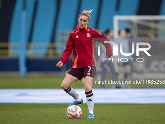 Missy Bo Kearns #7 of Aston Villa W.F.C participates in the pre-match warm-up during the Barclays FA Women's Super League match between Manc...