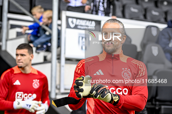 AFC Ajax Amsterdam goalkeeper Remko Pasveer plays during the match between Heracles Almelo and Ajax at the Asito Stadium for the Dutch Eredi...