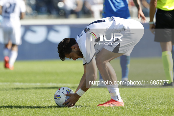 Napoli's Khvicha Kvaratskhelia scores their first goal on a penalty during the Serie A soccer match between Empoli FC and SSC Napoli at Stad...