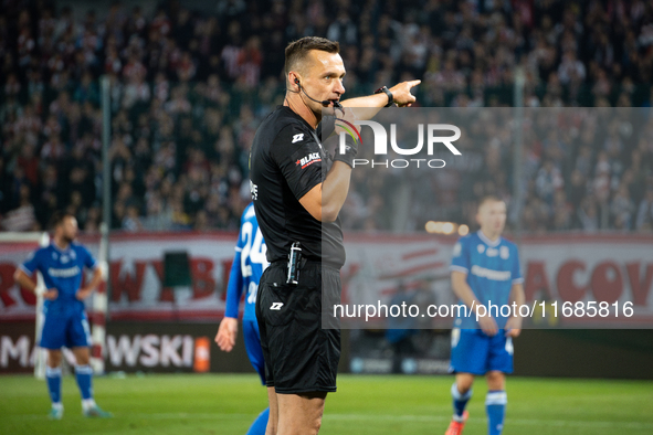 Referee Jaroslaw Przybyl officiates the game between KS Cracovia and Lech Poznan in Krakow, Poland, on October 19, 2024, during the PKO BP E...