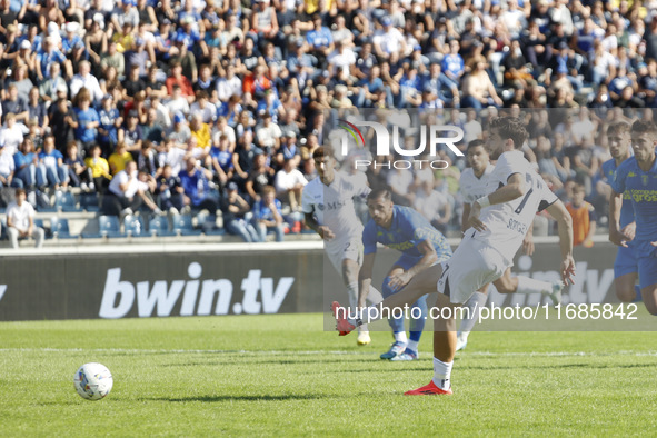 Napoli's Khvicha Kvaratskhelia scores their first goal on a penalty during the Serie A soccer match between Empoli FC and SSC Napoli at Stad...