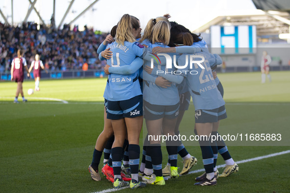 Jill Roord #10 of Manchester City W.F.C. celebrates her goal with teammates during the Barclays FA Women's Super League match between Manche...