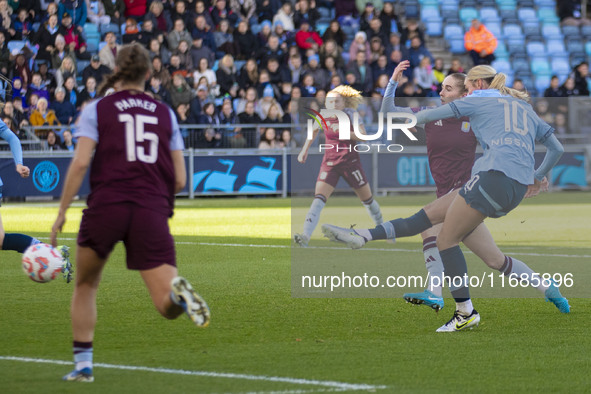 Jill Roord #10 of Manchester City W.F.C. scores a goal during the Barclays FA Women's Super League match between Manchester City and Aston V...