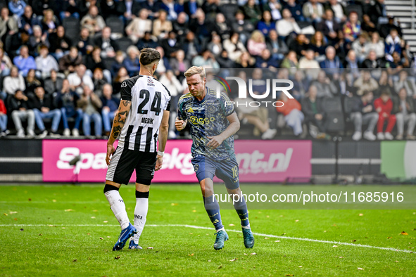 AFC Ajax Amsterdam midfielder Davy Klaassen celebrates the 1-1 goal during the match between Heracles Almelo and Ajax at the Asito Stadium f...